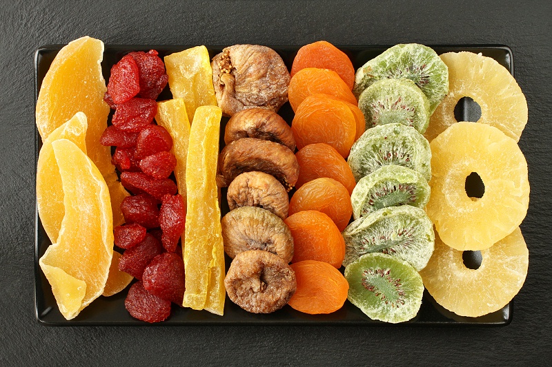 千庫(kù)網(wǎng)_芒果、木瓜、獼猴桃、菠蘿、干草莓、無花果、杏子等水果, 躺在黑色石頭表面的黑色陶瓷板上。宏觀_攝影圖編號(hào)20106491